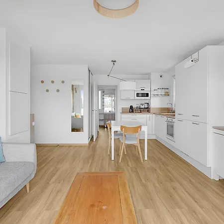 Lägenhet Bright With Parking And Wifi *